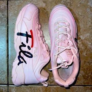 these are Fila shoes there i size 10 and pink there in good condition